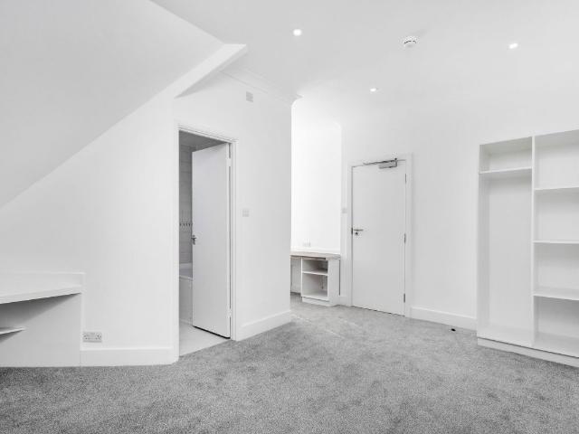 Upton Road, Watford WD18, Studio to rent, £850 pcm | PrimeLocation
