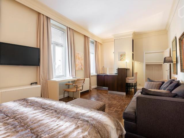 Uptown apartment in the style of a junior suite centrally located in Düsseldorf Unterbilk incl. bi weekly cleaning, Dusseldorf Amsterdam Apartments for Rent