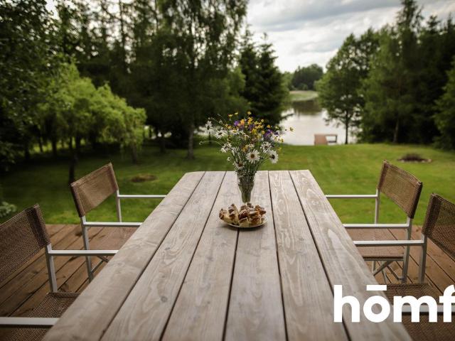 Uroczy dom nad jeziorem w Brzydowie – 36 m², taras 24 m²