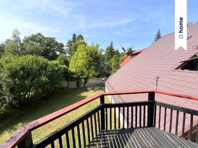 Urokliwa willa nad rzeką z panoramicznymi oknami