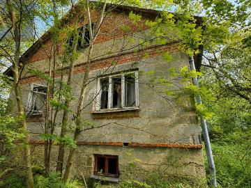 Urokliwa działka z domem do remontu, spokój i natura