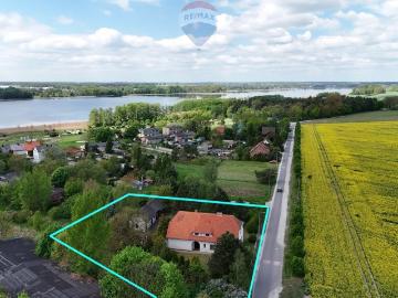 Urokliwa nieruchomość z dawną szkołą i stajnią, 25 min od Poznania