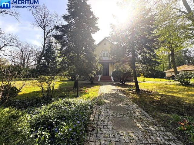 Sprzedam urokliwą przedwojenną willę z ogrodem 3600 m² w Milanówku