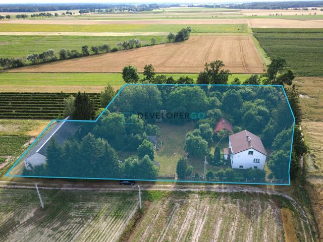 Urokliwe siedlisko 90 m² z dużą działką i zabudowaniami