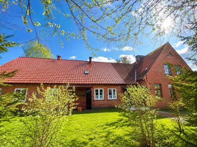 Urokliwe siedlisko z atelier, stawem i 12 pokojami