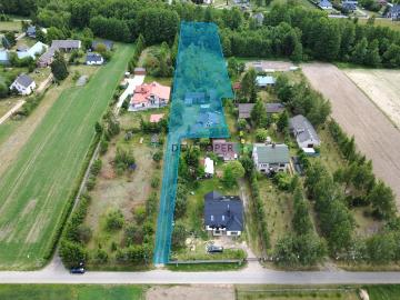 Urokliwe siedlisko z domem i budynkami gospodarcymi