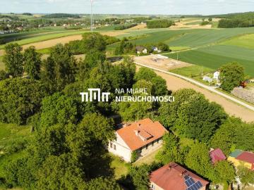 Urokliwy XIX wieczny dworek z dużą działką i historycznym klimatem