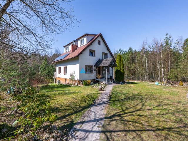 Urokliwy dom 159 m2 z ogrodem, kominkiem i panelami