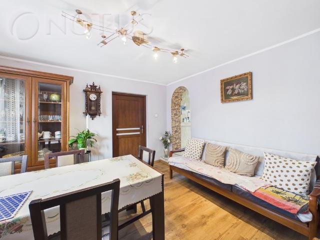 Do sprzedania urokliwy dom 65 m² z dużą działką i garażami