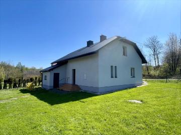 Urokliwy dom 80 m2 z dużą działką i garażem w Domaradzu