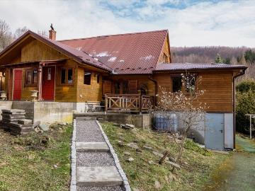 Urokliwy dom drewniany z możliwością podziału na dwa mieszkania