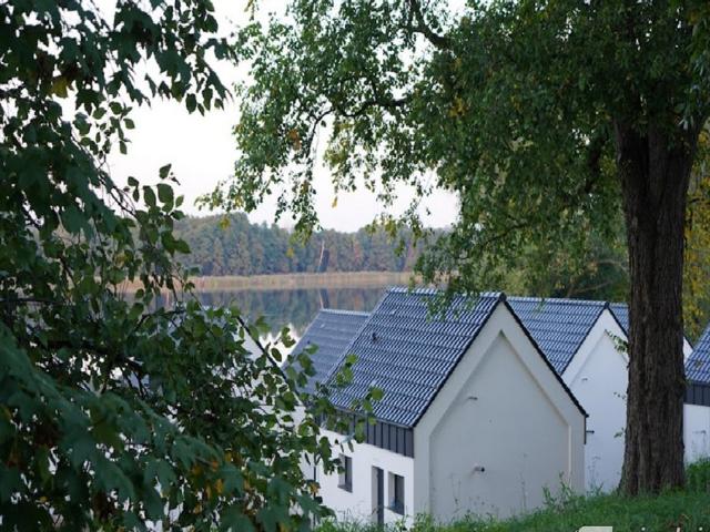 Urokliwy dom nad jeziorem z basenem i plażą