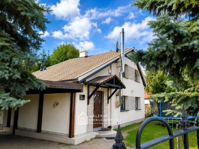 Urokliwy dom z tarasem, kominkiem i dużym ogrodem