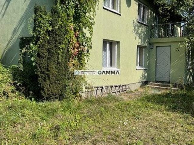 Urokliwy dom z budynkami gospodarcymi nad Narwią