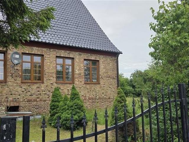 Urokliwy dom z cegły z dużą działką i garażem