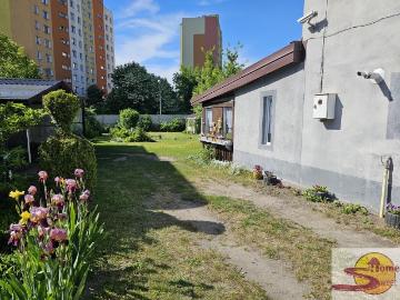 Urokliwy dom z cegły i drewna na dużej działce