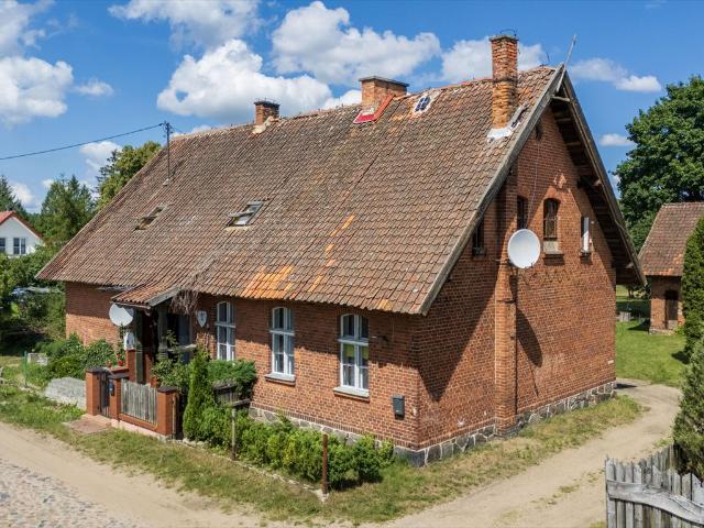 Urokliwy dom z dwoma mieszkaniami i budynkiem gospodarczym zapraszam