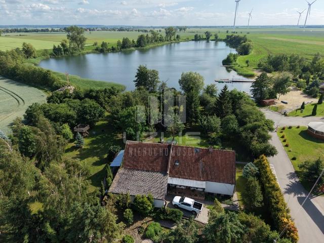 Na sprzedaż urokliwy dom z dostępem do jeziora i dużą działką