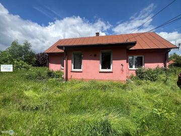 Urokliwy dom z dużą działką i letniskowym domkiem