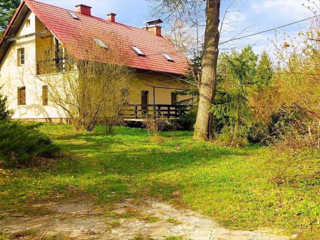 Urokliwy dom z dużą działką i potencjałem rozbudowy