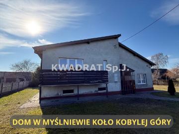 Urokliwy dom z garażami i dużą działką w Myślniewie