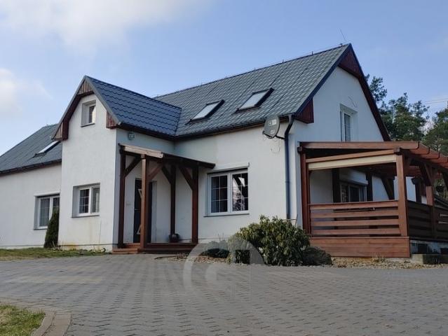 Dom z kominkiem tarasem i garderobą w spokojnej okolicy