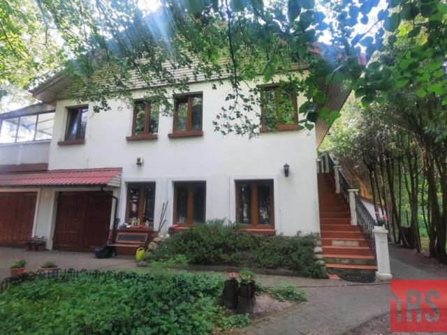 Urokliwy dom z oczkiem wodnym i zielenią w Chyliczkach