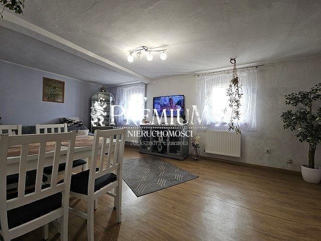 Na sprzedaż urokliwy dom z potencjałem na dużej działce 2700 m²