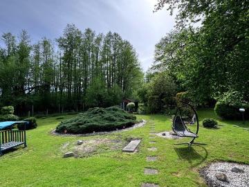 Urokliwy dom z stawem i ogrodem w Gwoździcach