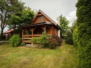 Urokliwy domek nad jeziorem z tarasem i 3 sypialniami