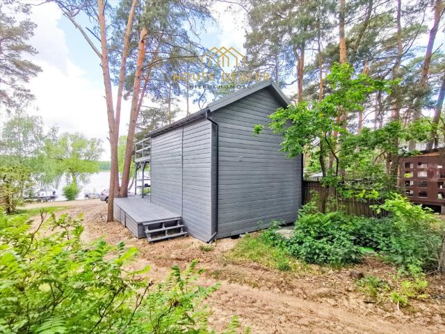Urokliwy domek nad jeziorem z tarasem i klimatyzacją