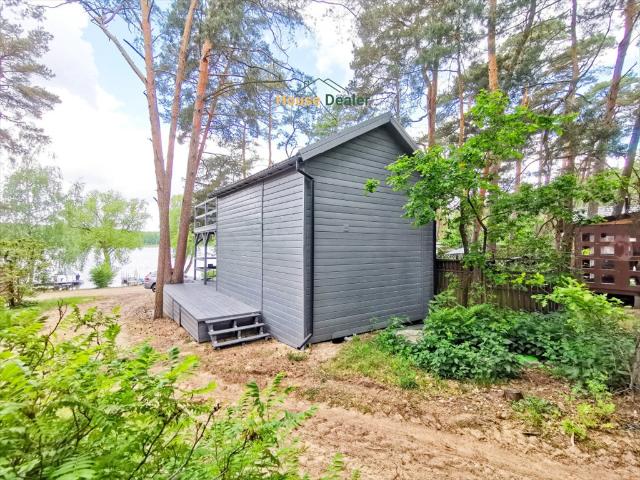 Urokliwy domek nad jeziorem z tarasem i klimatyzacją