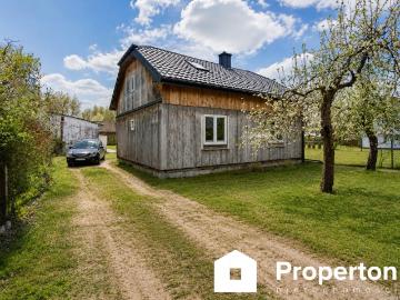 Urokliwy drewniany dom z dużą działką w Jasiorówce