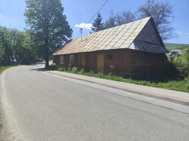 Urokliwy drewniany dom 60 m² z działką 26 ar do remontu