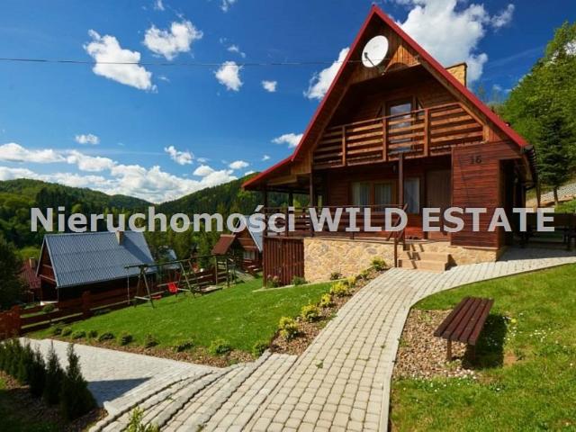 Urokliwy drewniany domek z kominkiem i tarasem