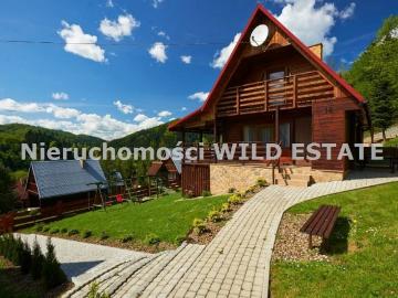 Urokliwy drewniany domek z kominkiem i tarasem