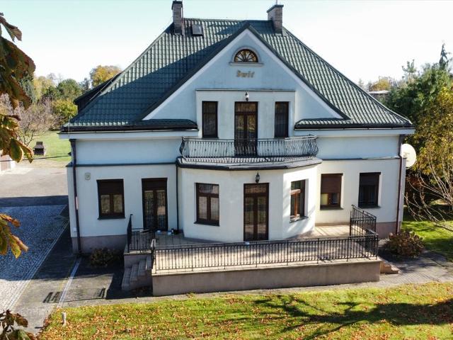 Na sprzedaż urokliwy dworek z 1930 r. 300 m² w Poniatowie