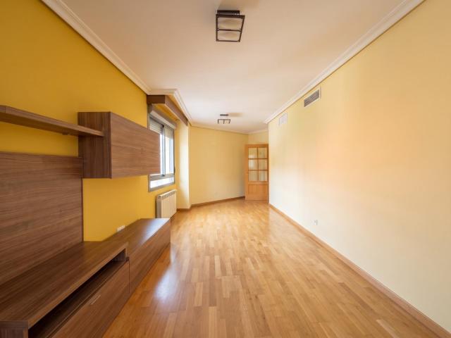 URBAMAR vende fantástica vivienda en Carabanchel con piscina, garaje y trastero
