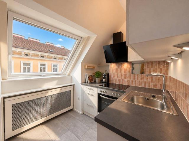 URBAN WOHNEN nahe BRUNNENMARKT | 2 Zimmer | ca. 44 m² WFL | 2021 Saniert | 5. Liftstock