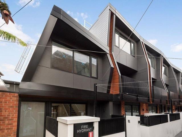 Urban and Stylish Life in This Townhouse!