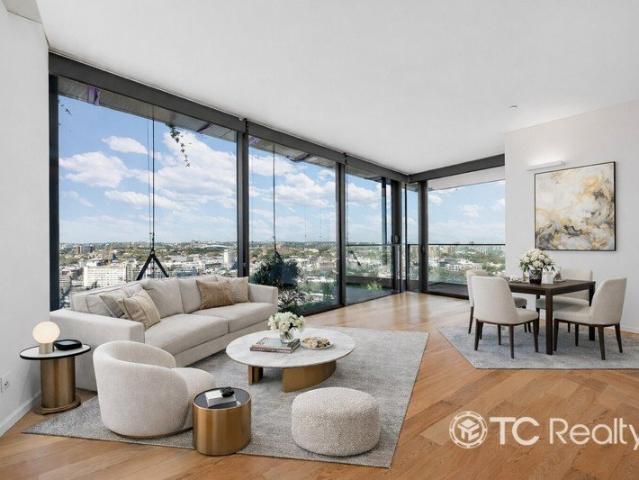 Urban Chic and City Views: Dual Key design in a Stylish Landmark Apartment