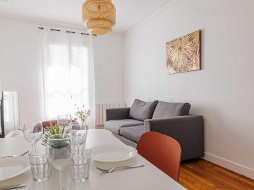 Urban Elegance: Stylish 43m² Apartment with Double Glazed Tranquility, Paris Amsterdam Apartments for Rent
