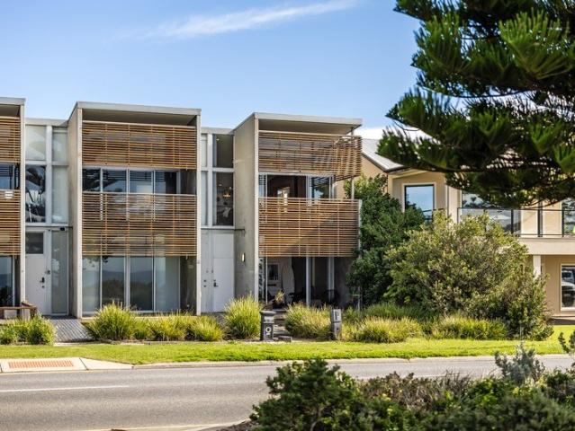 Urban Industrial style & sunsets from a seafront encounter to envy