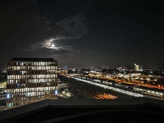 Urban Living am Hirschgarten: Ruhige 2,5 Zimmer im FRIENDS Tower mit Rooftop Alpenblick