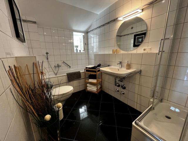 Urban living in Schwabing West – 98 sqm high quality furnished with loft character, loggia & lift, Munchen Amsterdam Apartments for Rent