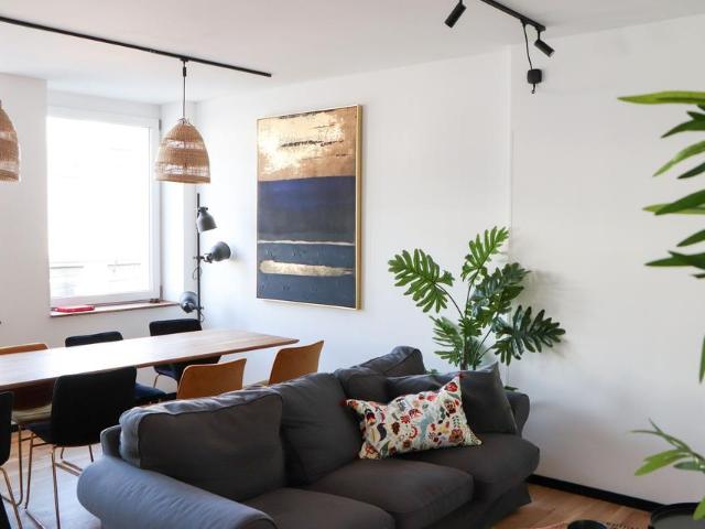 Urban Living: Möbliertes Zimmer mit eigenem Privatbad