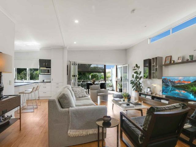 Urban Oasis in Teneriffe: Spacious Living, Modern Comforts, and Unmatched Convenience
