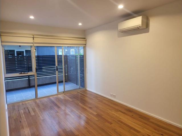 Urban Oasis in Prime Preston Location!
