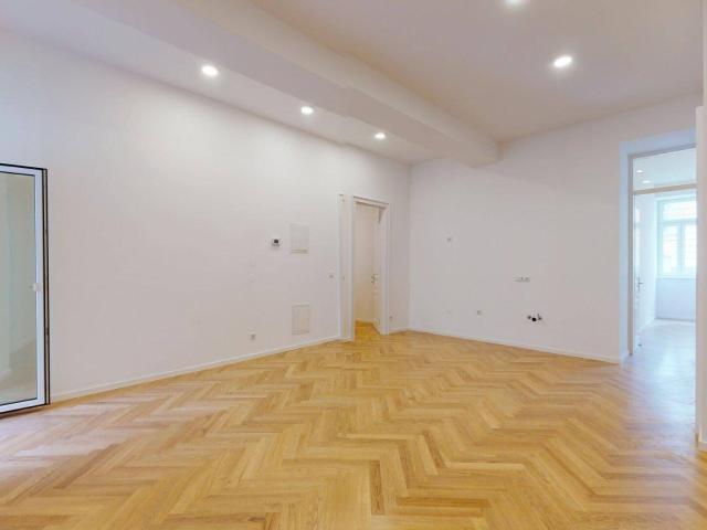 Urban Oasis Moderne Altbauwohnung mit einzigartiger Raumhöhe und Terrasse