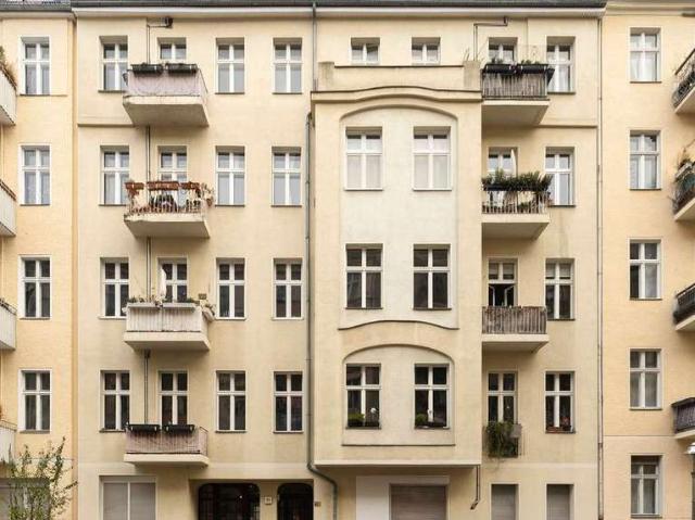 Urbanes Investment in ruhiger Mikrolage: großzügige 4 Zimmer Altbauwohnung mit Balkon!
